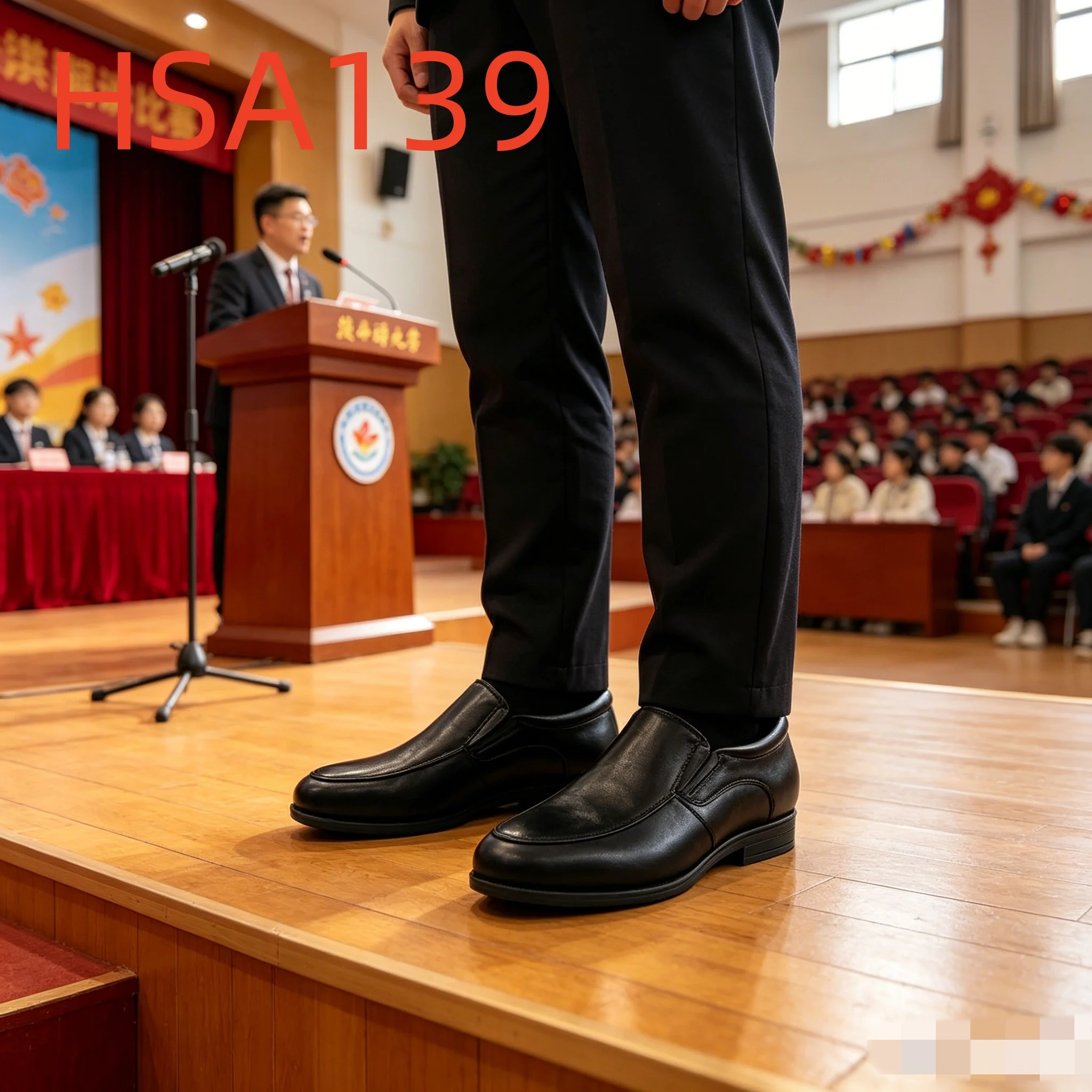 HY, รองเท้าทางการสำหรับเด็กและผู้ใหญ่ รุ่น HSA139 ทำจากหนังเกรดพรีเมียมเต็มใบ เหมาะสำหรับการแข่งขันกล่าวสุนทรพจน์ในโรงเรียนและวันครบรอบสถาปนา ให้ความสบายแม้สวมใส่นาน และมีคุณสมบัติต้านกลิ่นไม่พึงประสงค์