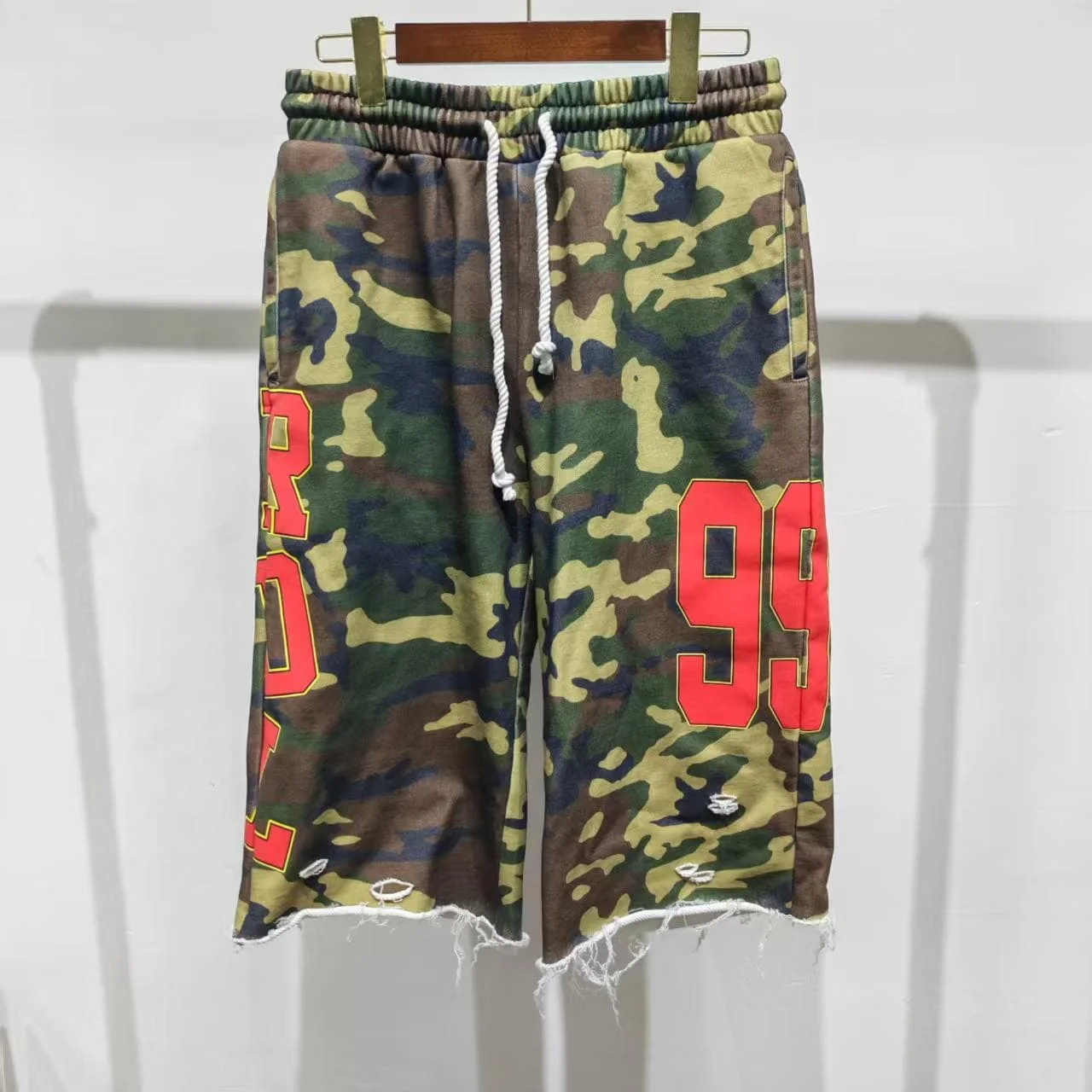 OEM ODM Men Baggy Drawstring Hip Hop Street Jungle Camo Distressed Rip Raw Hem Custom Bold Red Number Print Sweat Shorts