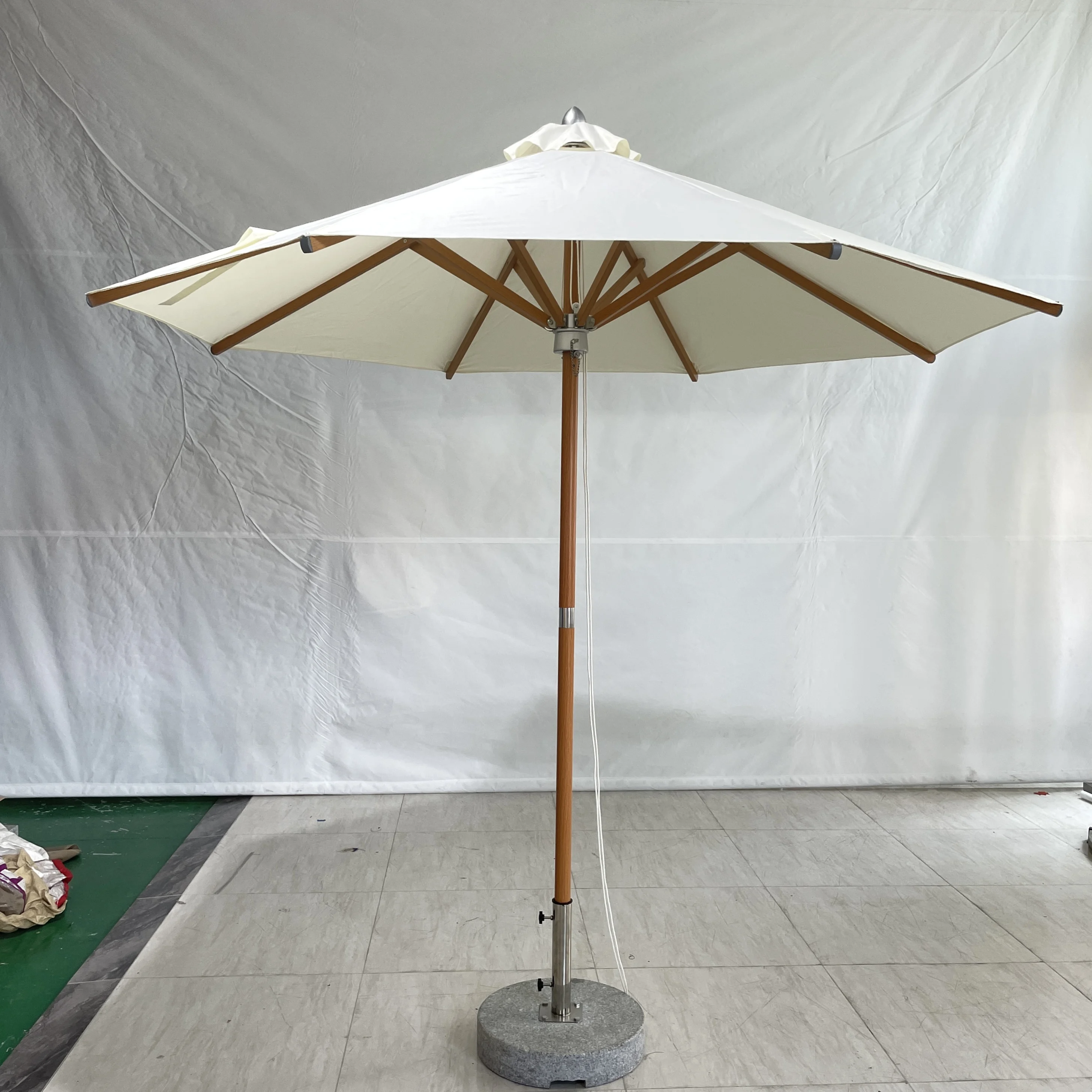 Mid Pole Umbrella with Reflective Edge Beach Lounge Chairs with Umbrellas and Table Landscape Umbrella Dubai
