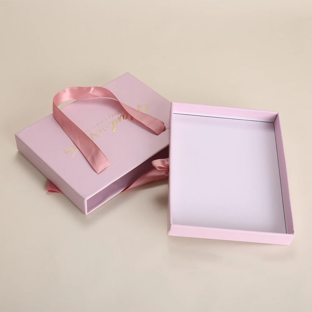 علبة تغليف فاخرة مخصصة للمجوهرات مع درج ورقي انزلاقي وشعار مطبوع بالختم الحراري ومقابض من الشريط