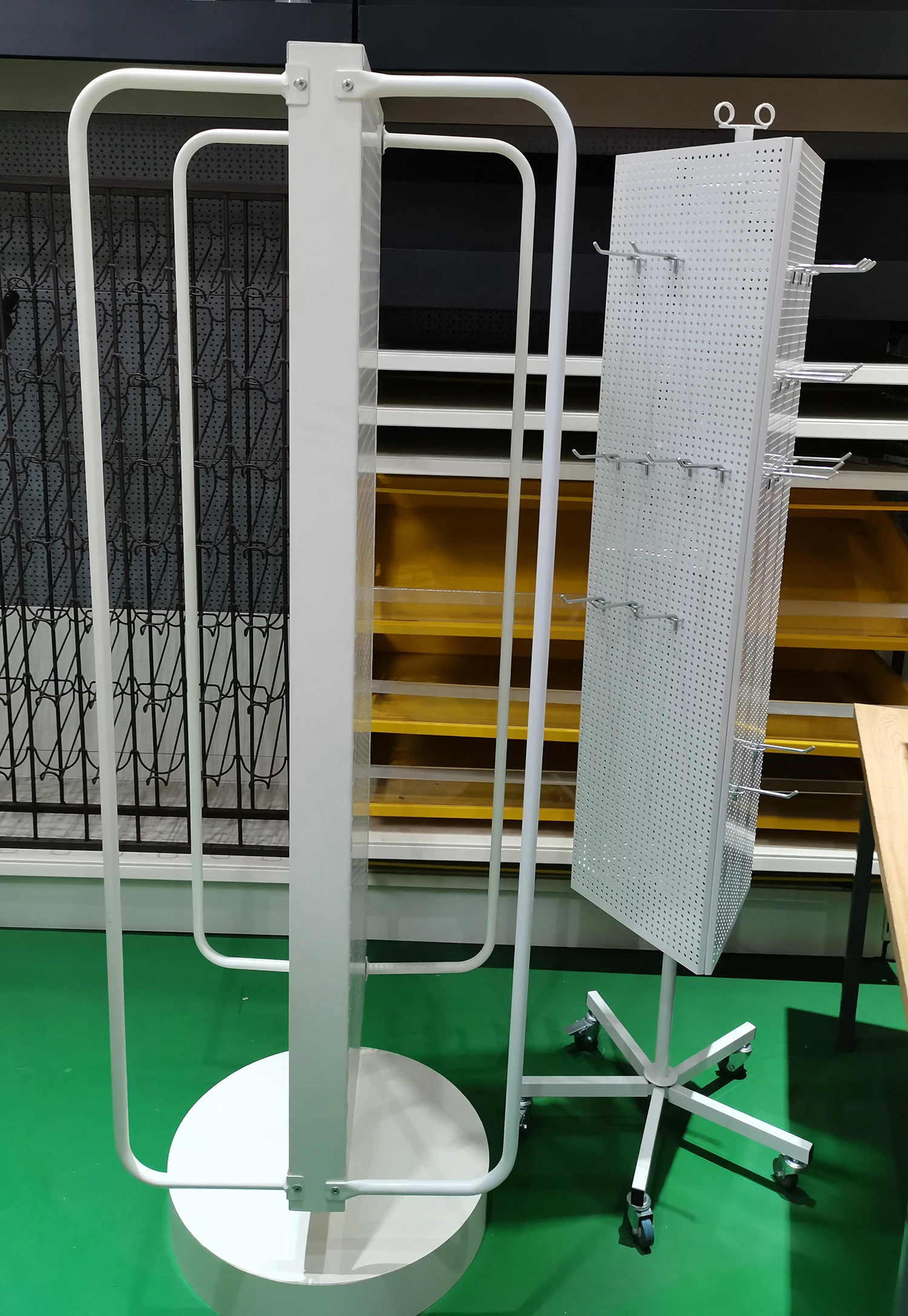 Вращающиеся круглые стеллажи с боковой рейкой и небольшими полками для демонстрации продажи