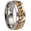 Anillo de plata con cadena de oro.