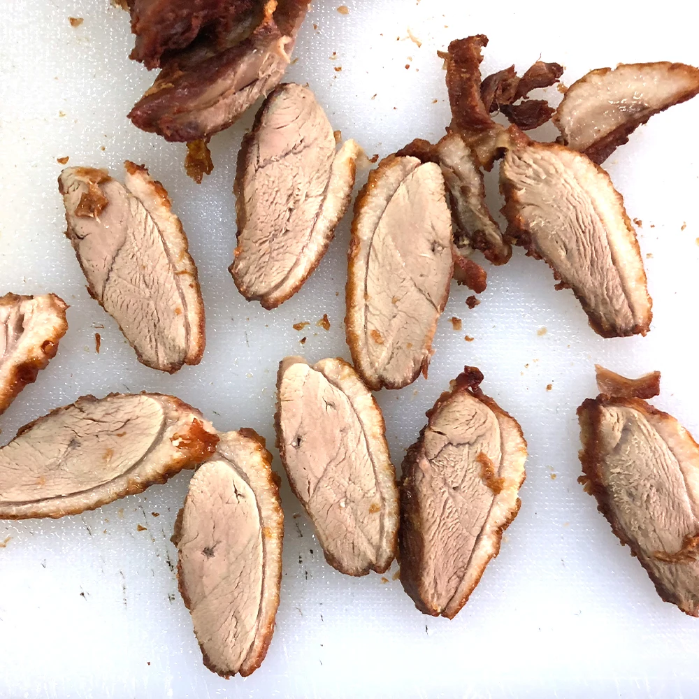 Vysokokvalitní uzené maso kachního prsu, mražené IQF, bez kůže a kostí, nízkotučné a nízkosolené, pro hotelové stravování a vaření