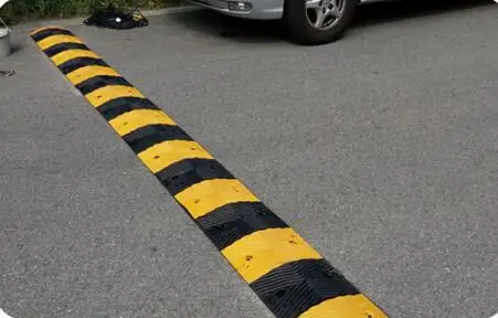 Flexible Road Driveway Reflective Rubber Car Ramp Traffic Calming Rubber Speed Hump manufacture