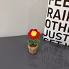 Producto terminado: pequeña flor roja en maceta pequeña.