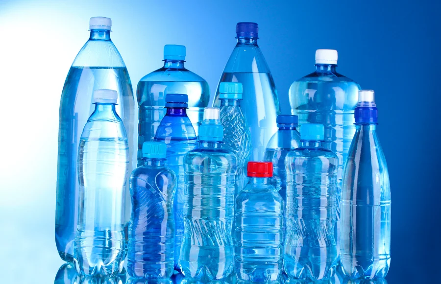 Пластиковая бутылка. Много бутылок воды. Бутылка пластиковая голубая. Много пластиковых бутылок.