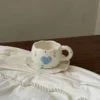 Tazza e piattino con fiori a cuore blu, 300ml.