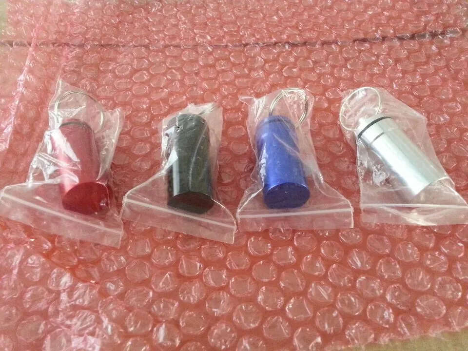 MM-APB004 декоративные подарки капсула Форма мини портативный металлический алюминиевый контейнер для таблеток с цепочкой ключей