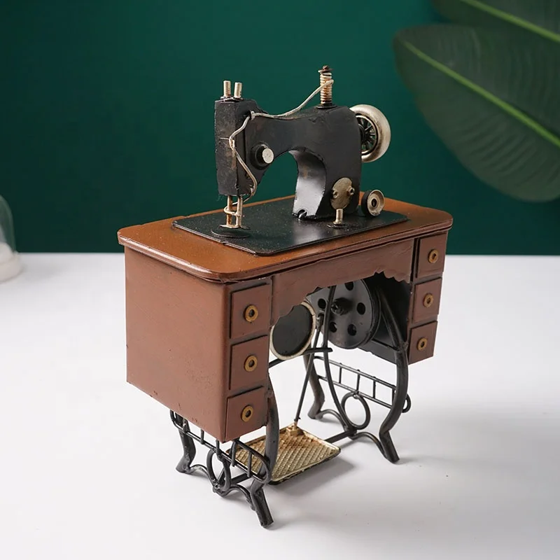 Mini Vintage Lockwork Retro Sewing Machine Model Metal Craft Kid Toy Retro Birthday Gift Home Decor