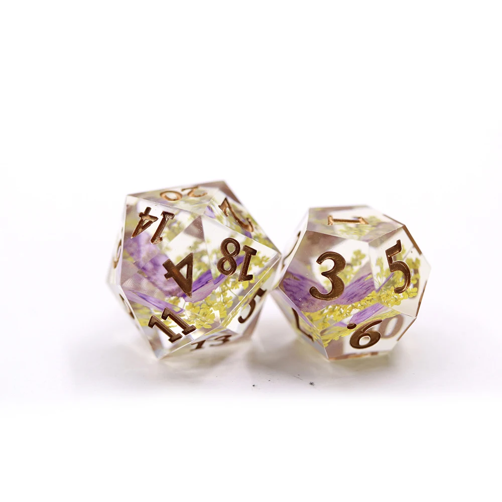 Venda Calenta de Daus D20 Personalitzats per a D&D 7 Peçes Núcleu Líquid Transparent amb Logotip de Resina amb Disseny de Flor Groga