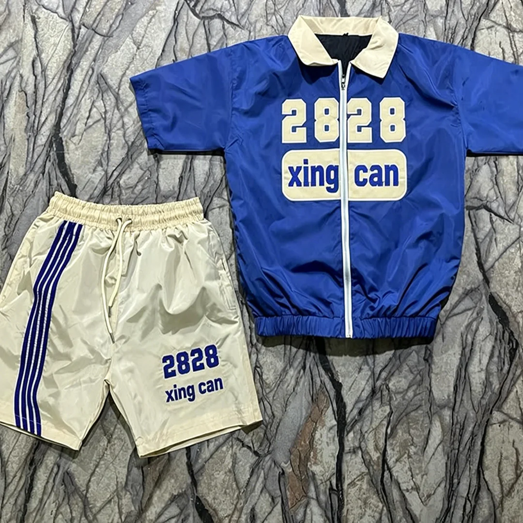 Brugerdefineret herret-shirt i vintage streetwear-stil med syning, kort ærme + shorts-set, tilpasselig med tryk/udstikning