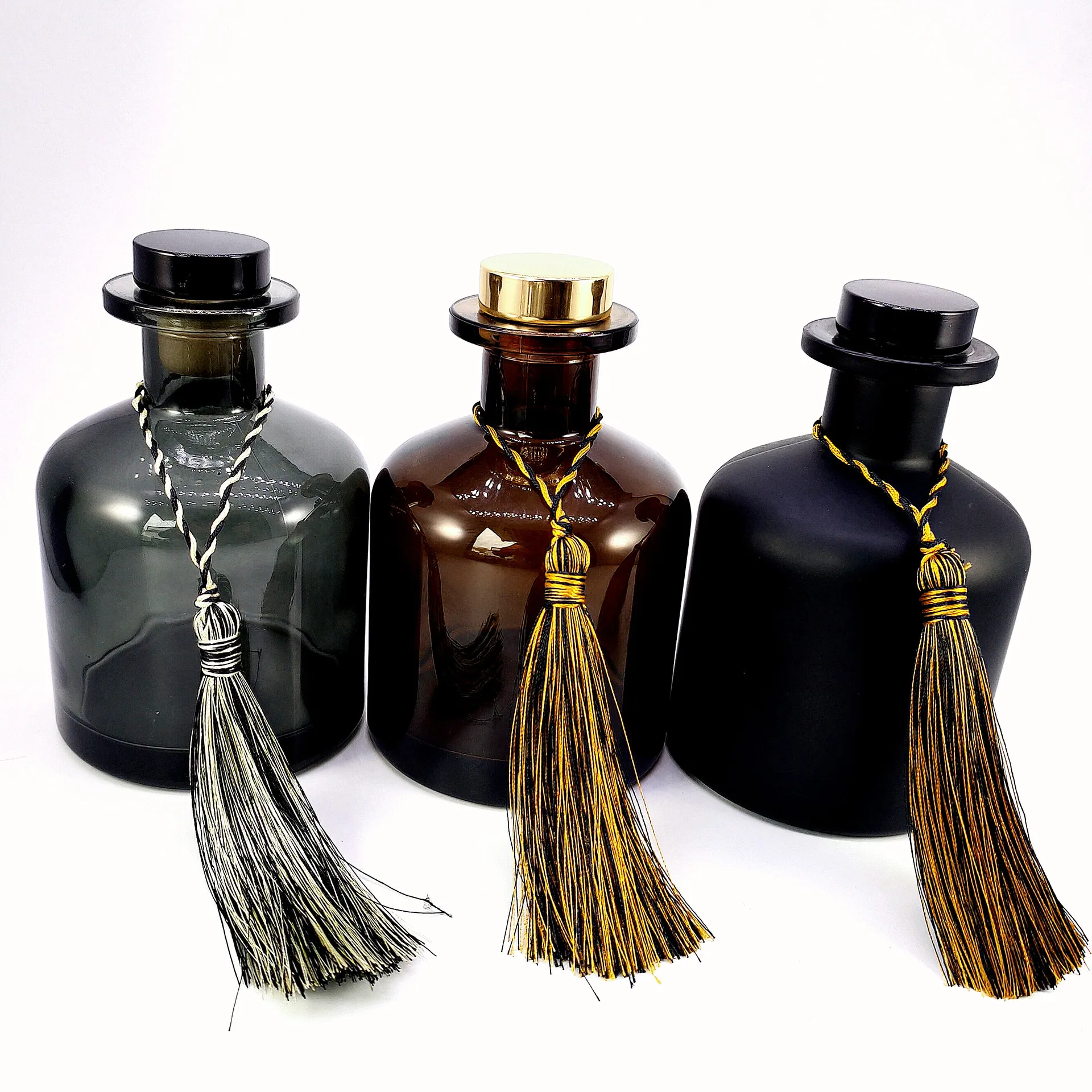 Decorative 200ml Aromatherapy Bottle with Lid Round Shaped Black Glass Reed Diffuser Car Room Diffuser Glass Bottle With Lid