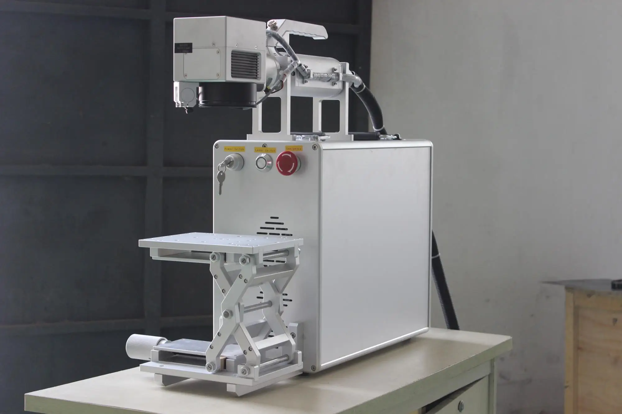 Handheld Movable Fiber Laser Marking Machine for Tire/ QR Code/ Date /Number