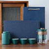 Un vaso verde con tre tazze e un barattolo