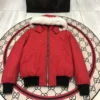 Col en fourrure rouge