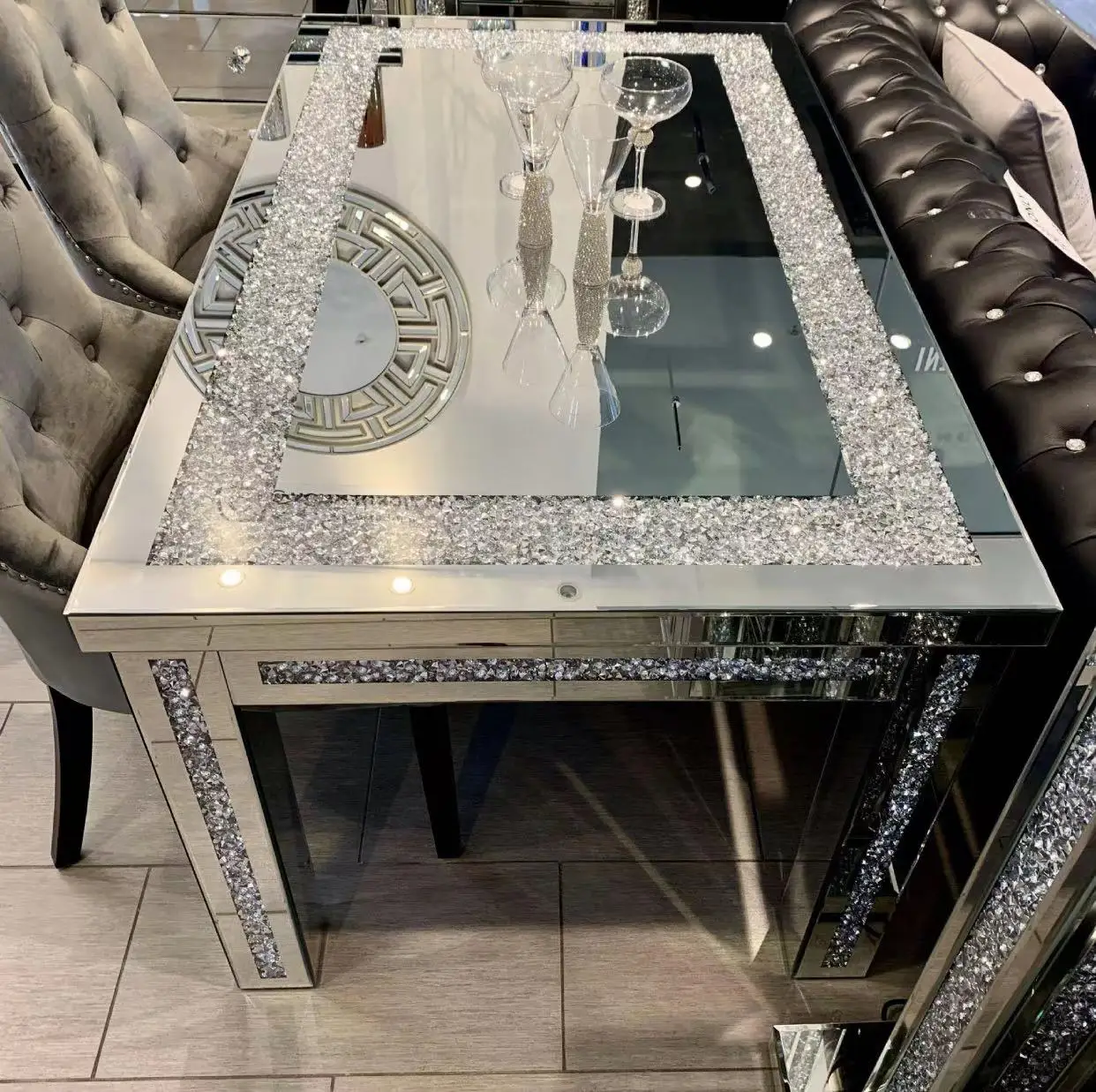 Hot Selling Sparkly Silver Mirrored Dining Table Crushed Diamond Top 4 Legs Dining Room
