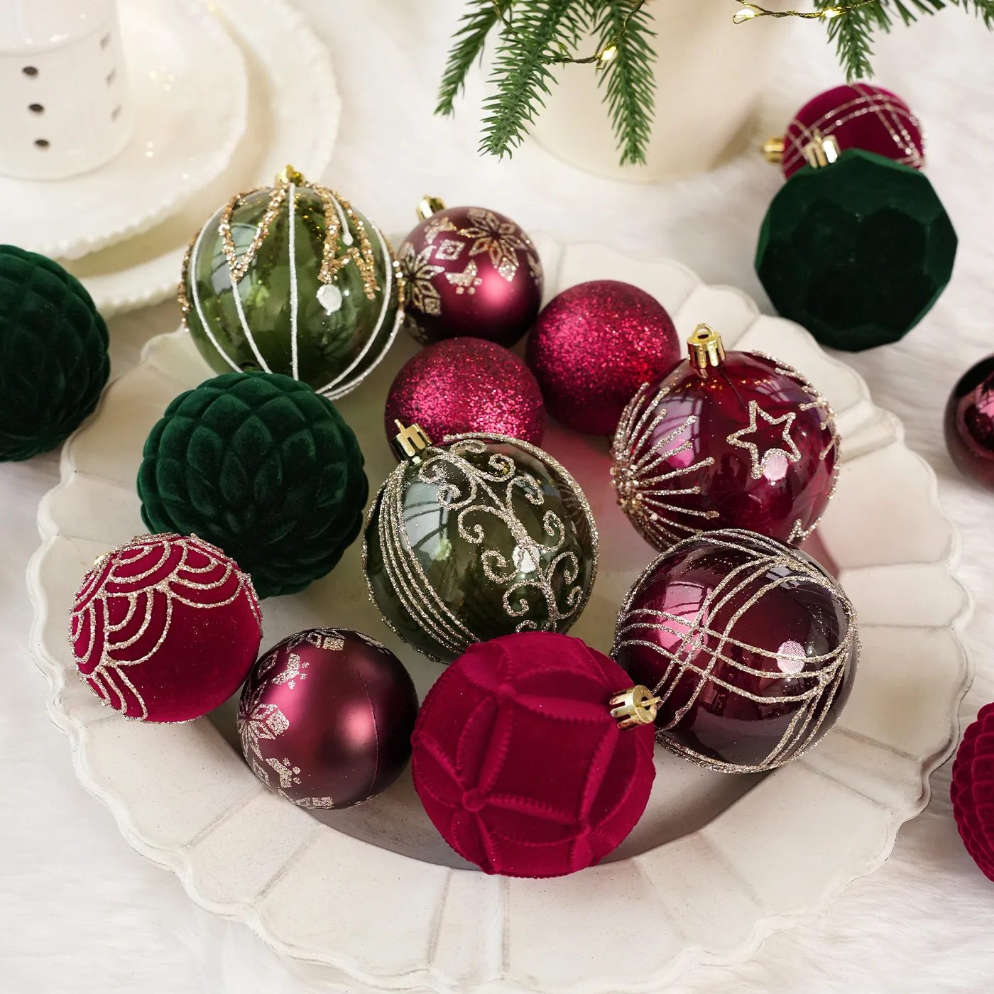 16 יחידות של כדורים לכריסמ스 מפלסטיק וולווט בצבעים ירוק ולבן, קוטר 8 ס