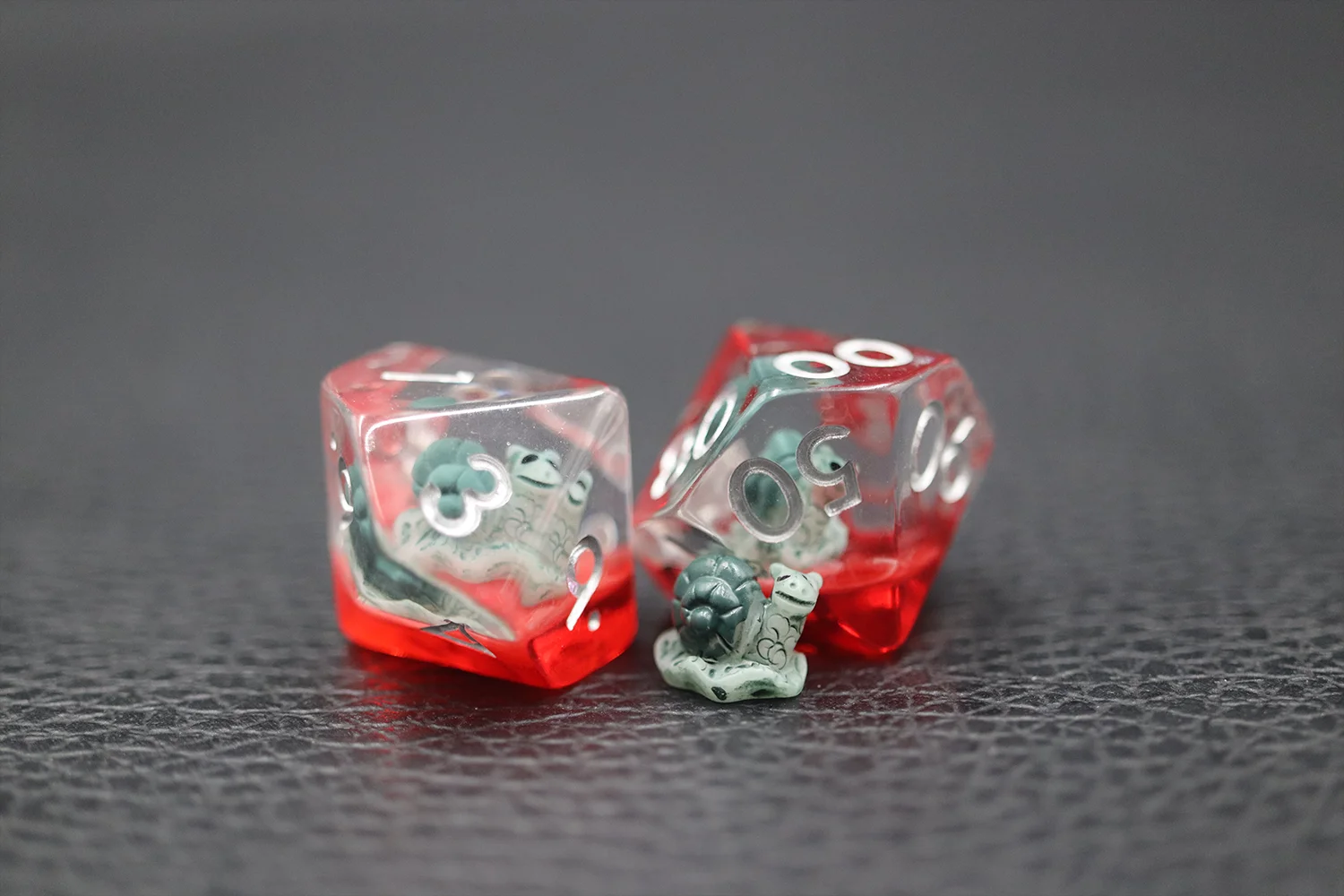 Hot Selling Transparent DND Board Game Dice Fancy Design Snail Embedded Soft Edge Resin Dice factory