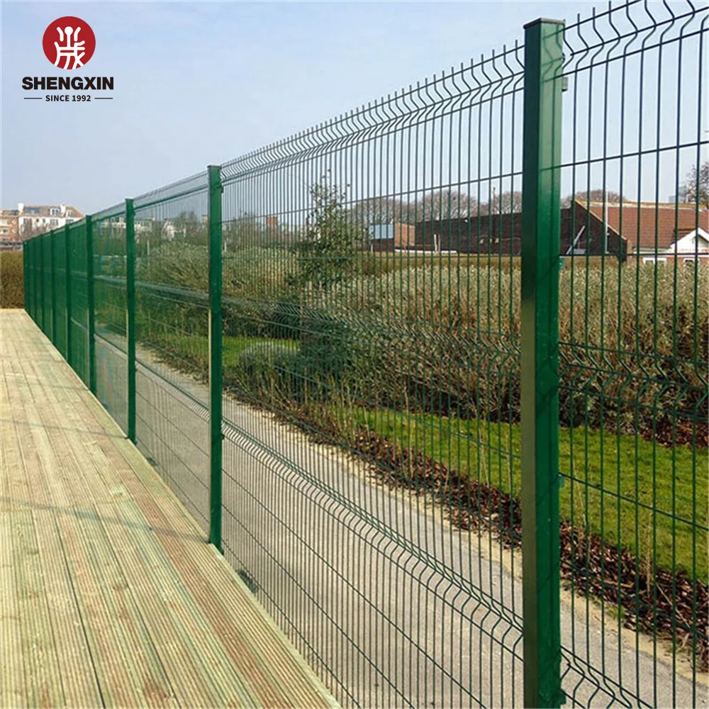 Забор сетка зеленая купить. Забор сетка зеленая. Зелёный забор из сетки. Сетка для забора металлическая. Прозрачный металлический забор.