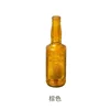 ขวดเบียร์สีน้ำตาลพร้อมลูกเทนนิส