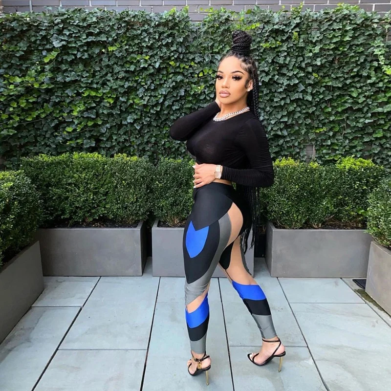 Qizlar yalangoch erkaklarni silkitadilar Dushxonada jinsiy aloqa