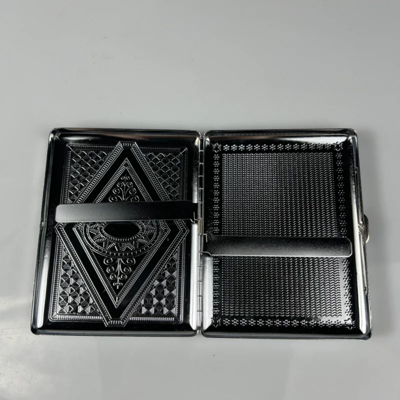 New Design Metal Engraving Personality Creative Clamshell Cigarette Packs Ultra Thin Portable Cigarette Case