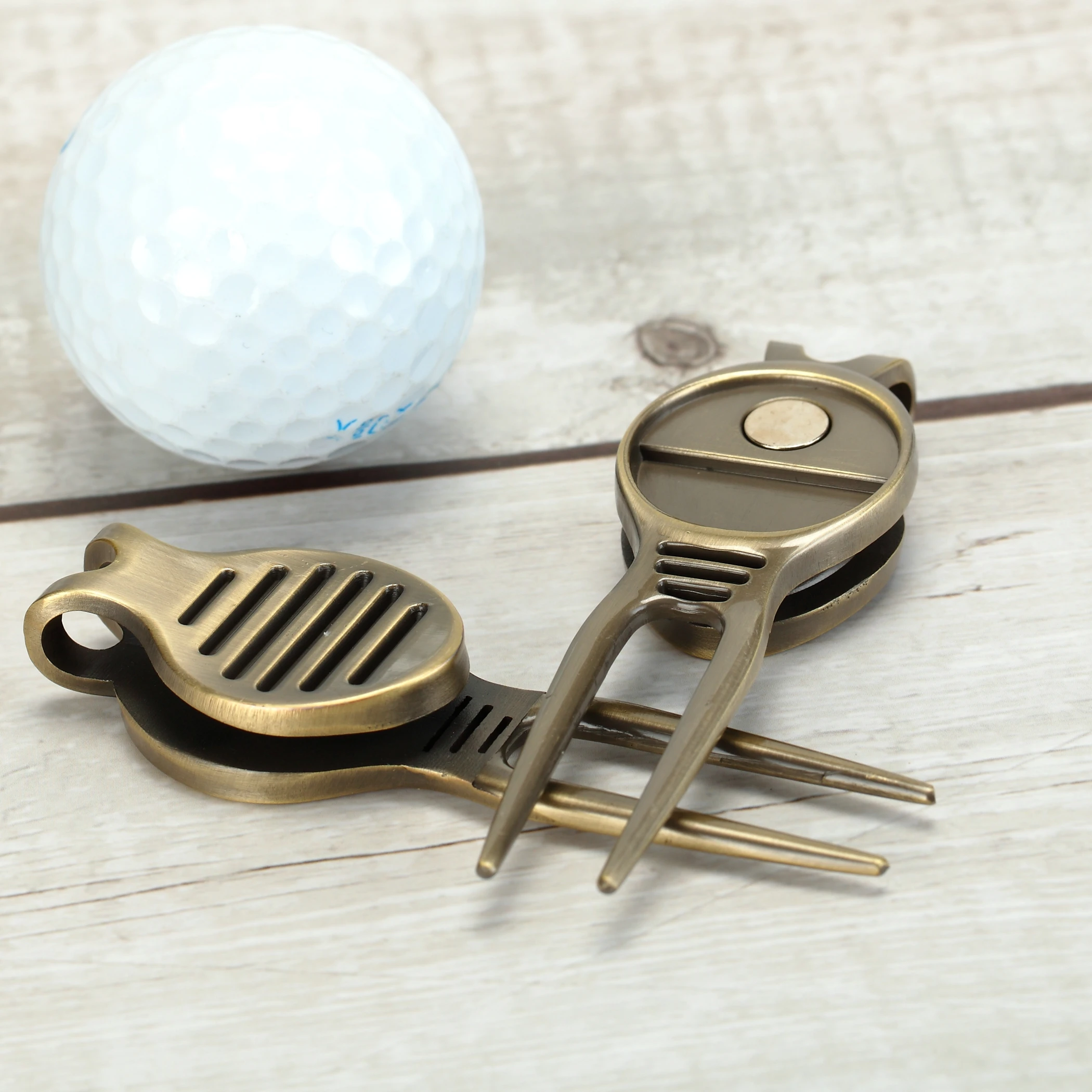 Marqueurs de balles et outils de divot de golf