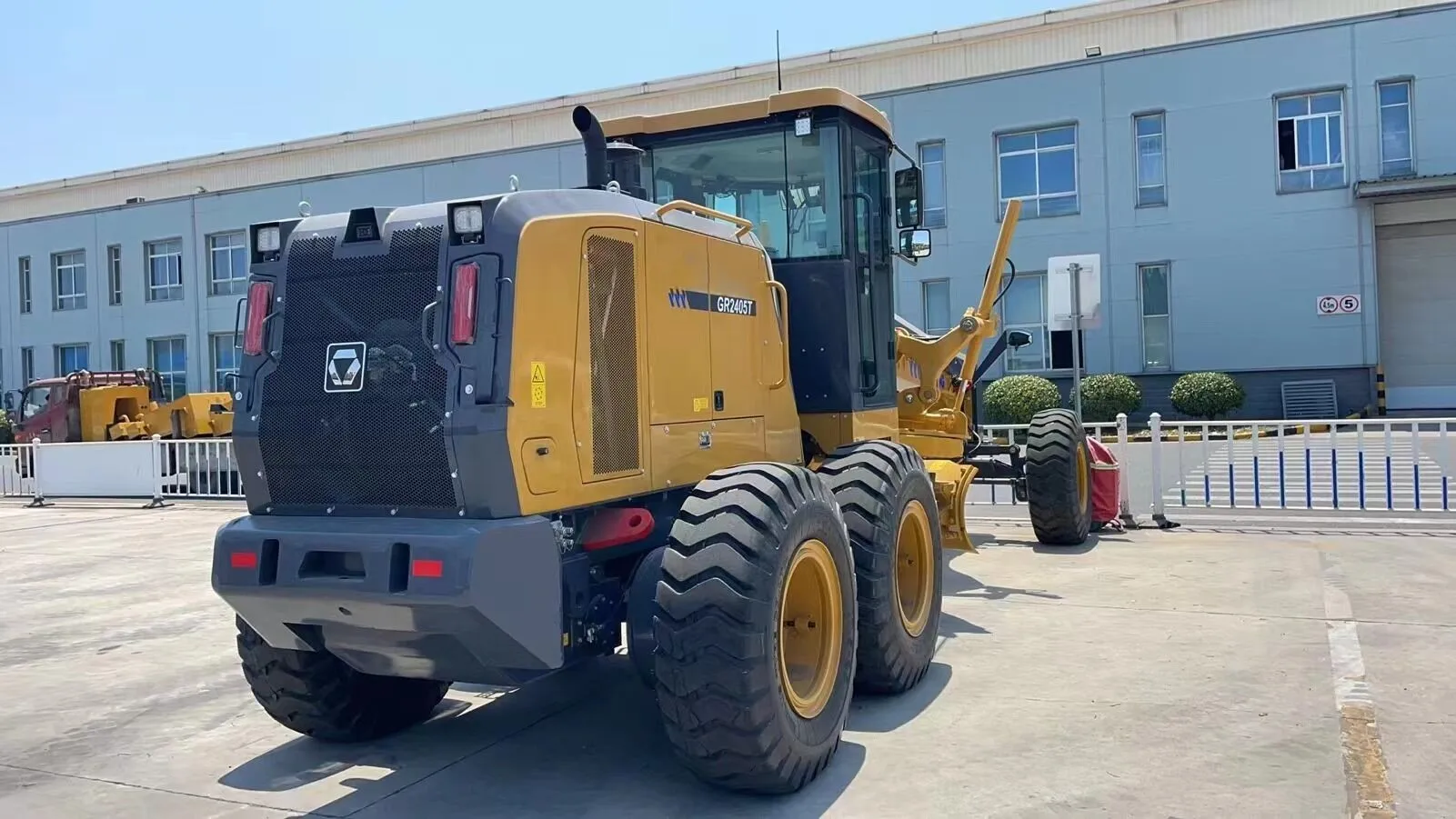 China Brand New GR2405T Auto Motor Grader Low Energy Consumption With Spare Parts factory