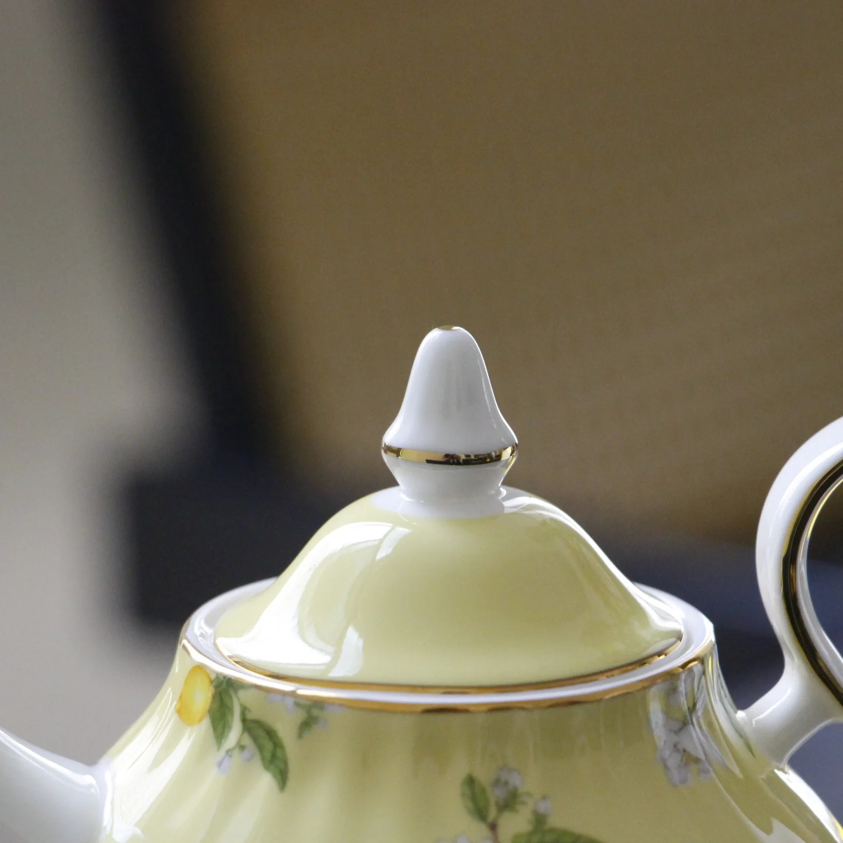 European Luxury Lemon Pattern and Gold Border Tea Pot and Cup Set Afternoon Tea Business Gifts New Bone Tea Set for One Set