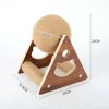 Balle triangulaire pour chat avec colonne en sisal, taille moyenne.