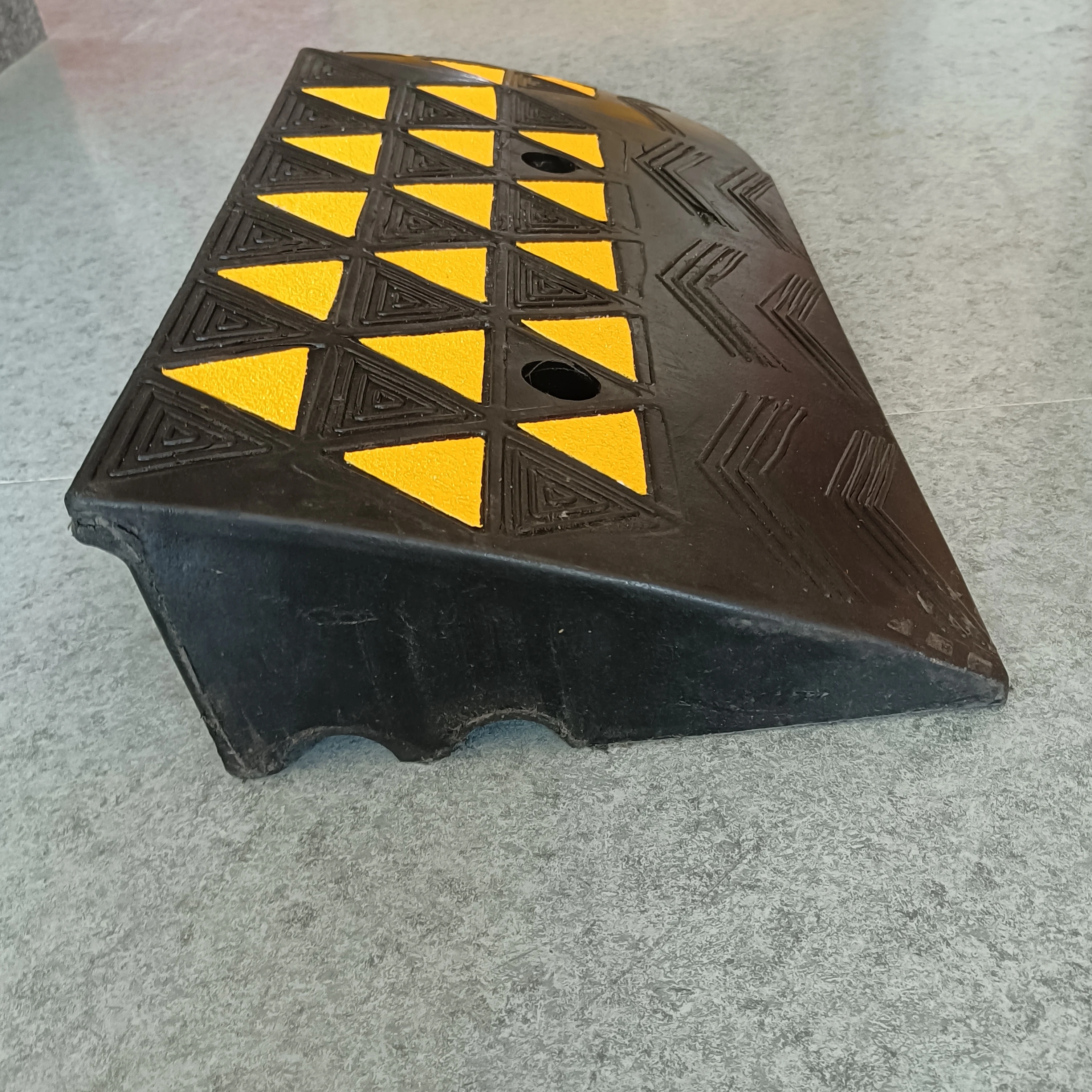 橡胶路缘坡道路边斜坡路缘坡道