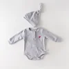 Conjunto de pelele gris para bebé.