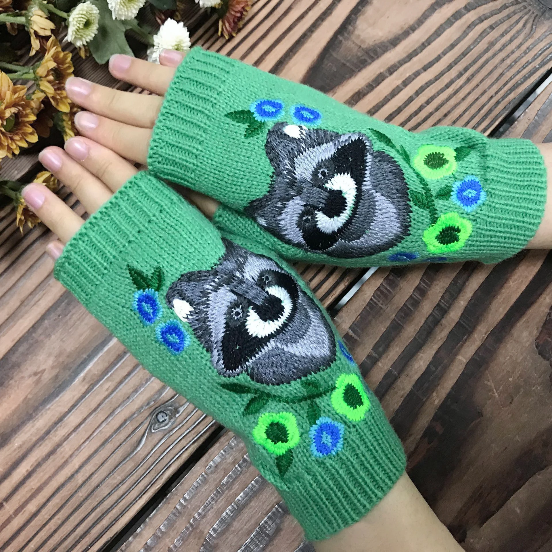 TikTok  Alpaca fleece knitted touch screen warm outdoor windproof plus velvet Korean version of the cute anti-cold gloves