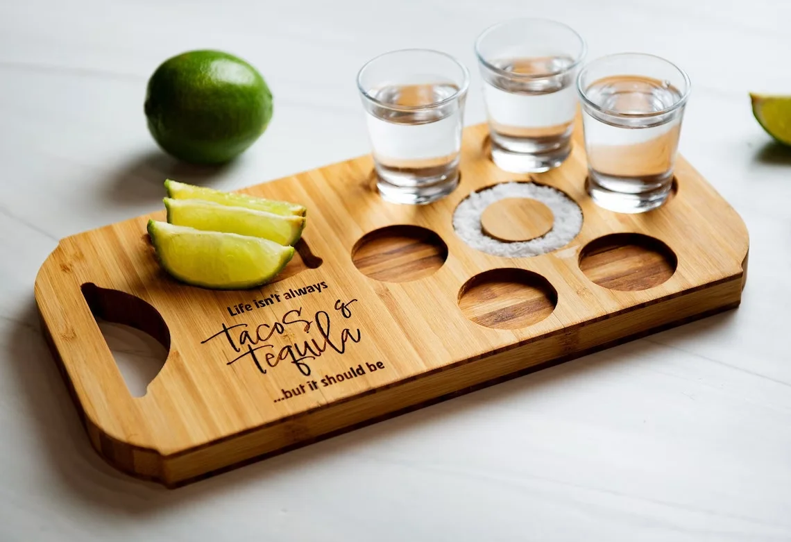 CREATCABIN Tequila-Brett Mit Salzrand & Gravur | Personalisierbares Servierbrett Für Schnapsgläser, Holz, 25x18 Cm