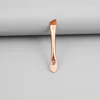 Cabeza inclinada de oro rosa
