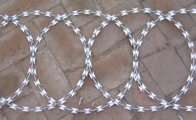 BTO-22 High Security Galvanized PVC Coated Concertina Razor Blade Fencing Wire for Border and Prison Fence Made From Iron Wire