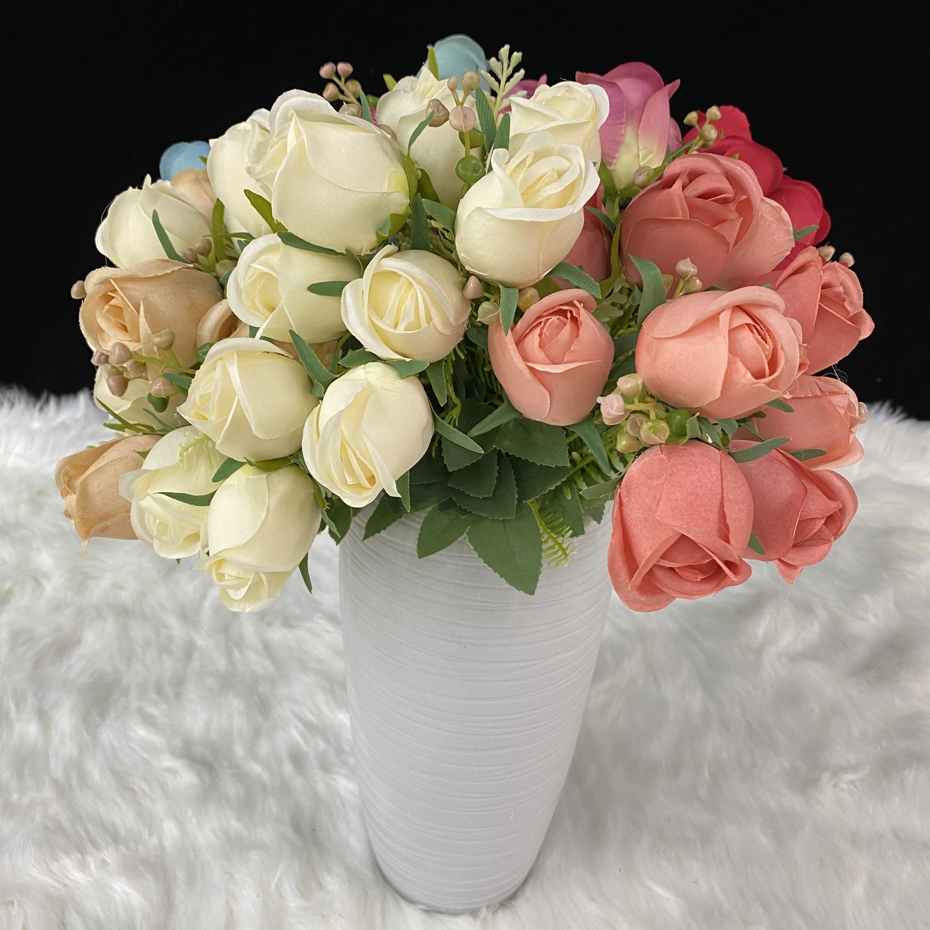 Stvorite boho-šik atmosferu s lažnom pampas travom u vazu