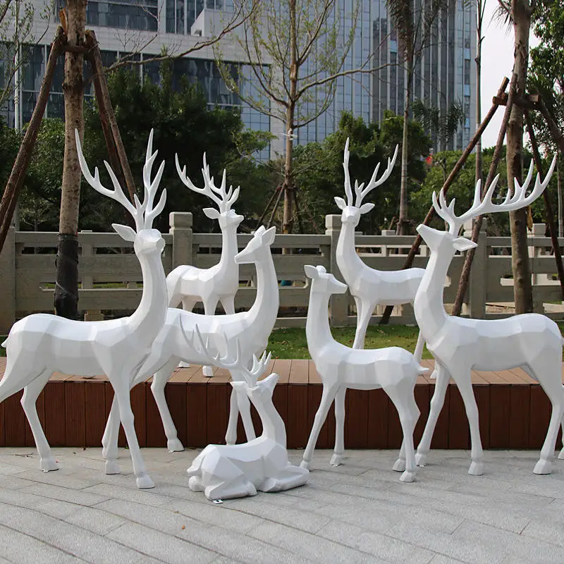 Statue de cerf en résine coloré grandeur nature - Lez'Arts du Parc Statue de cerf en résine coloré grandeur nature - Lez'Arts du Parc
