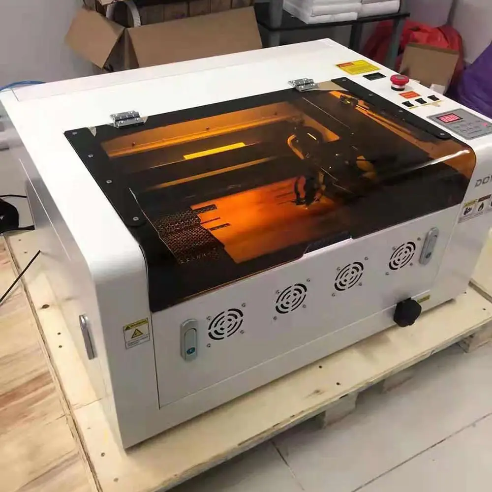 Лазерный гравировальный станок по металлу. Laser made. Laser made. Cut станок. Излучение лазера.