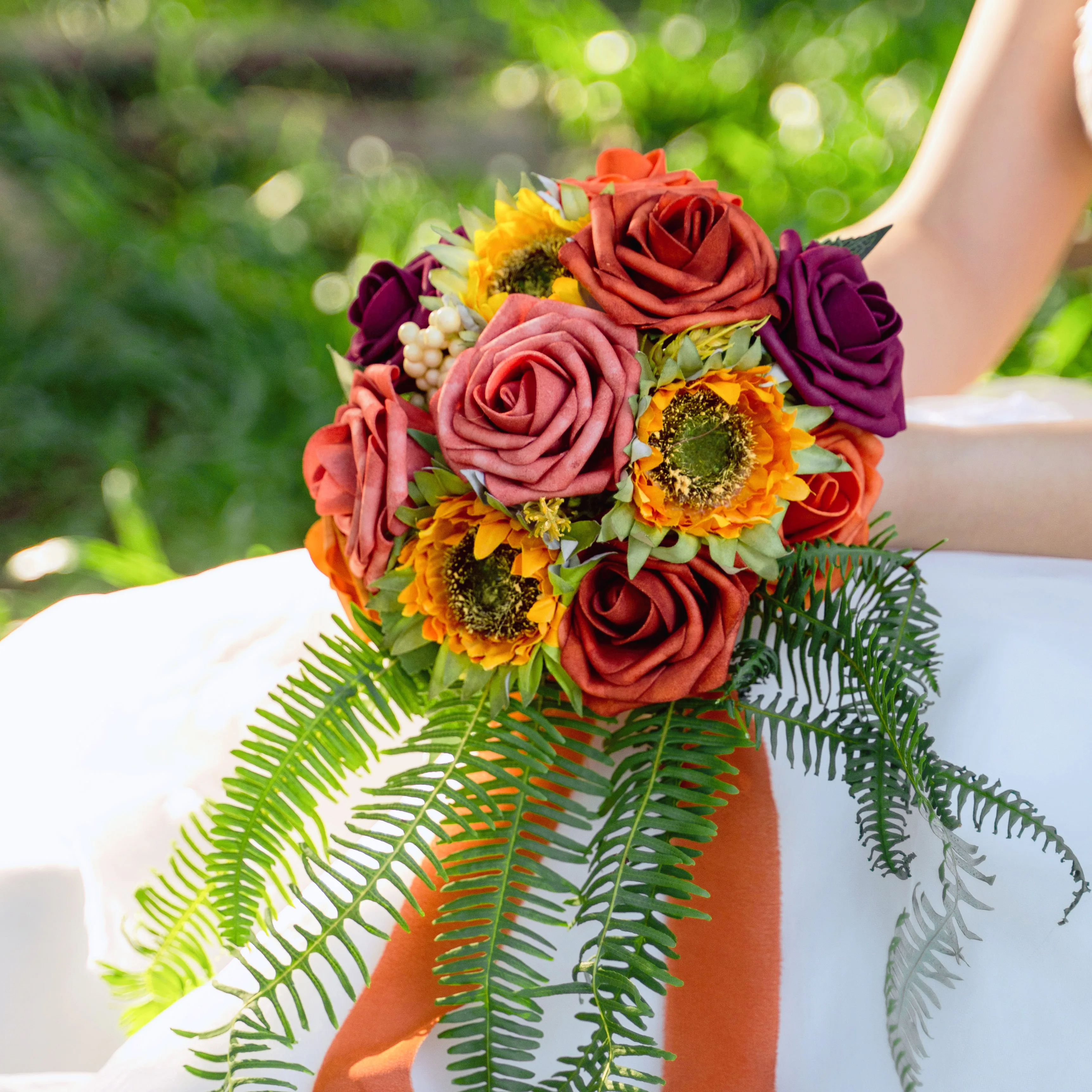 Dekorative Blumen knstliche Blumen in groen Schattierungen von gebrannten  orange farbenen Schaum blumen zum Valentinstag