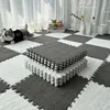 Gris y blanco con borde decorativo.