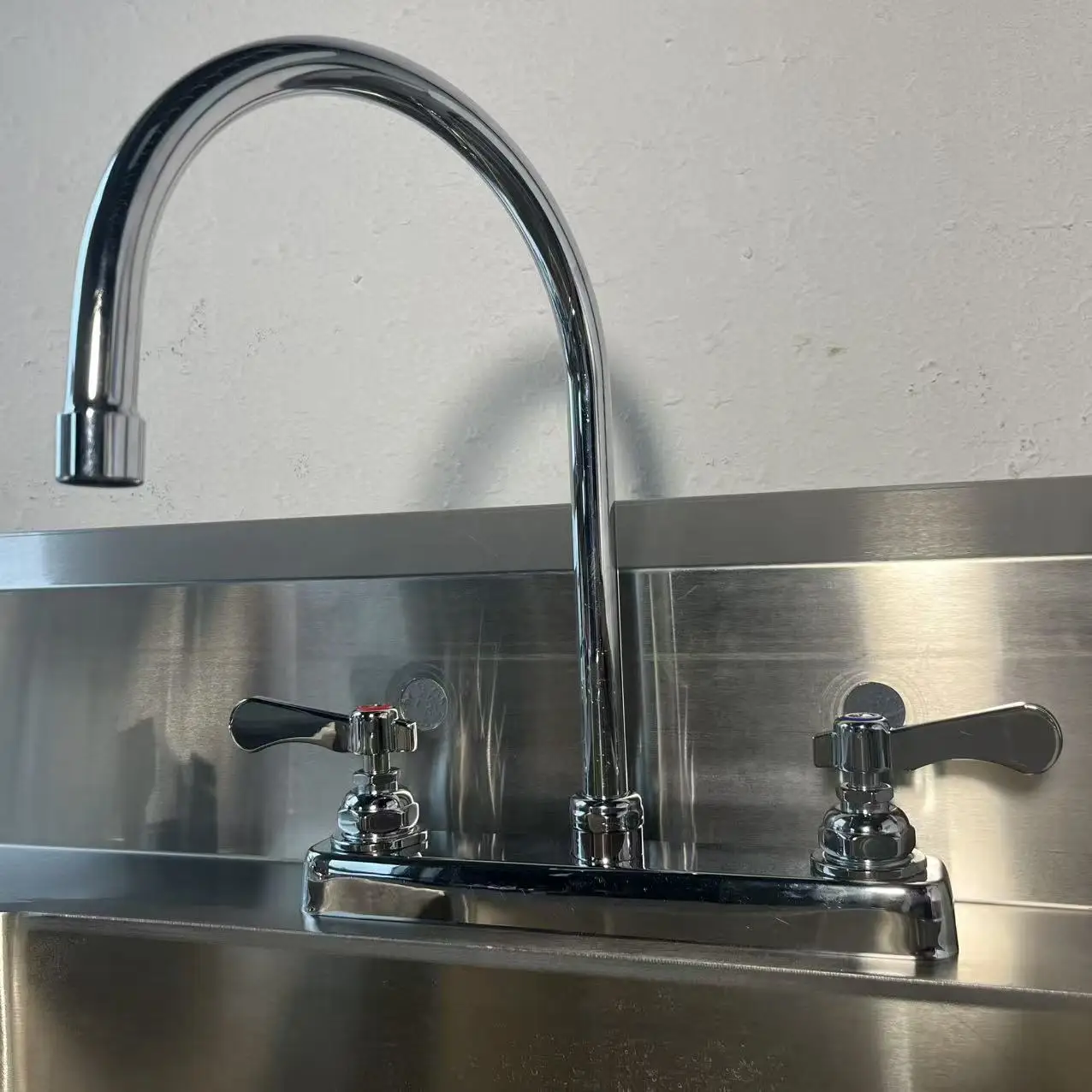 Commercial Kitchen Faucets Modern Design Dual Handle Brass Kitchen Faucet Tap for Hotel Kitchen and Bathroom Use factory