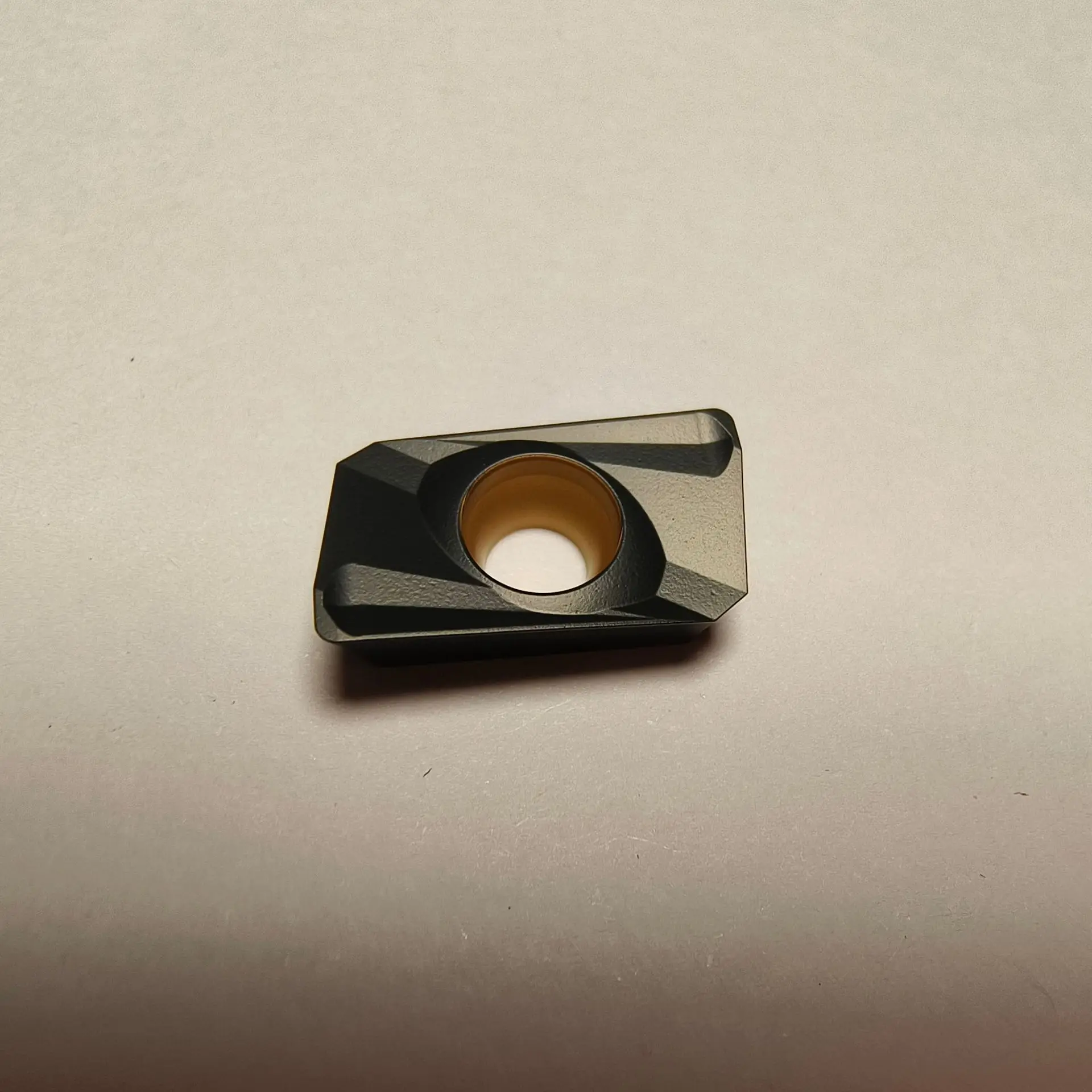 Cemented Carbide CVD-Coated CNC Insert APMT160408PDER-H2 for Lathe and Cast Iron Machining