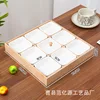 Couvercle à neuf compartiments avec 9 plats en mélamine blanche.