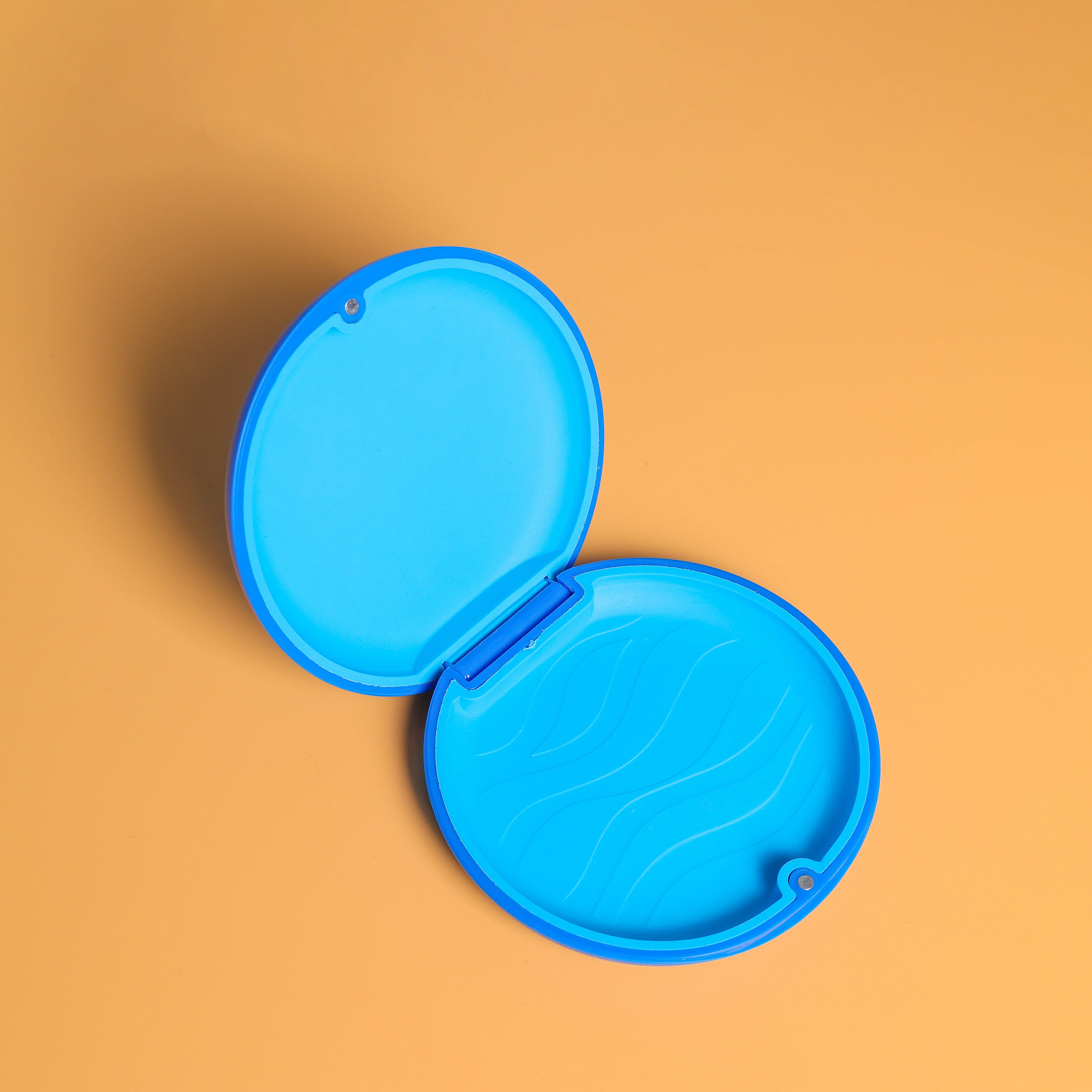 Elegant Silicone Pad Denture Box Compact and Secure Retainer Case with Soft Interior for Aligners