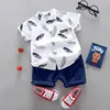 Piume bianche con pantaloni blu navy