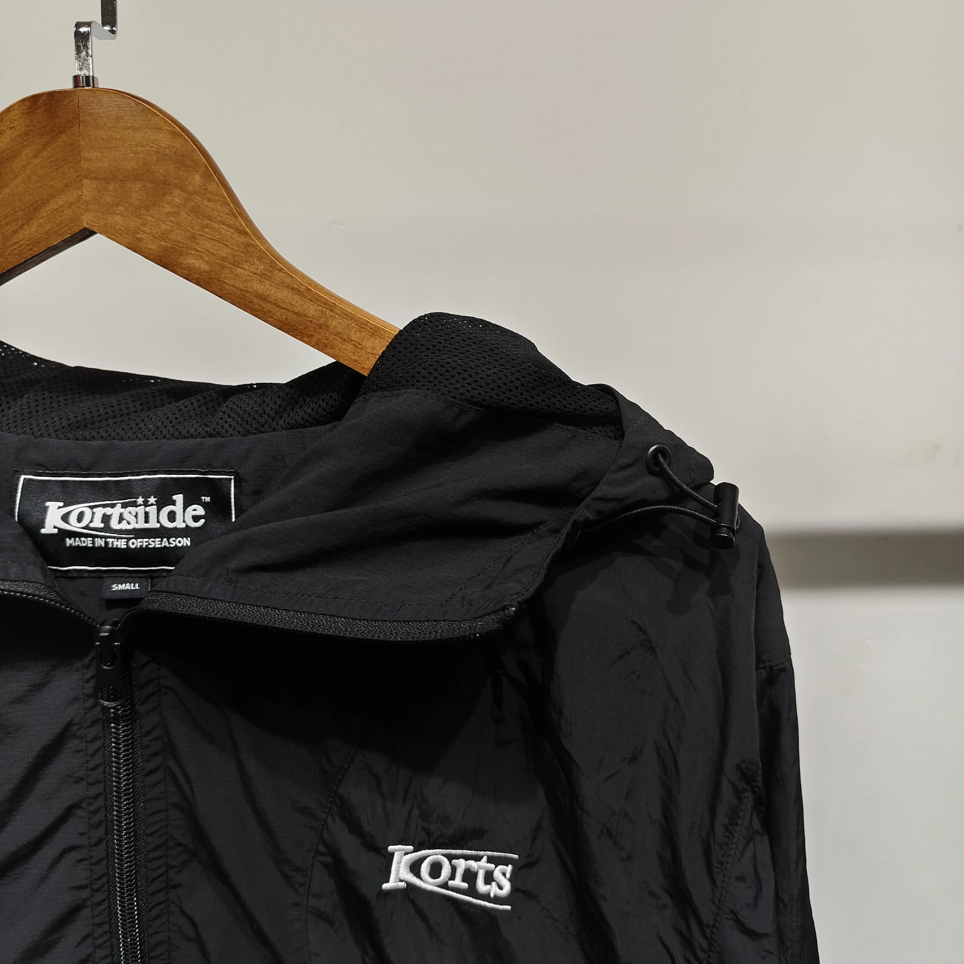 High Quality Men Hip Hop Vintage Streetwear Zip up Running Windbreaker Jacket With Waterproof Soft Shell and Breathable Feature gallery 3