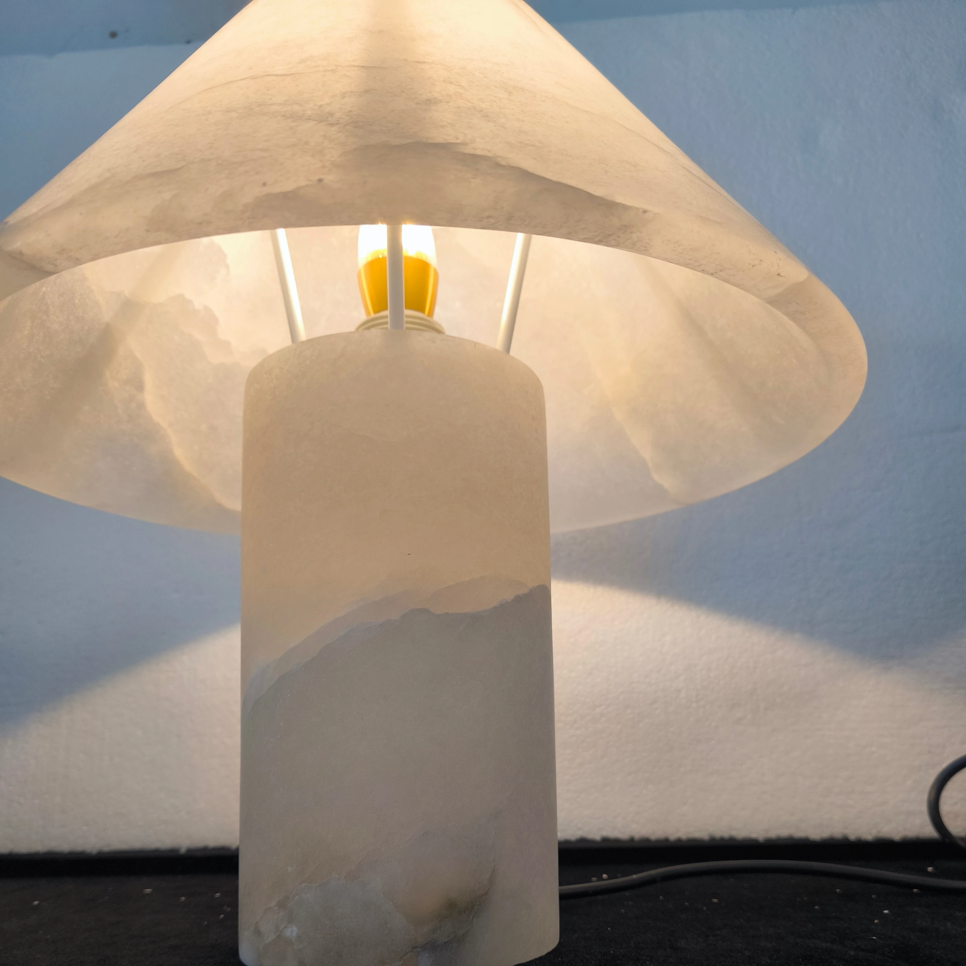 Lámpada de mesa de mármore natural de estilo sinxelo Lámpara de mesa LED decorativa de alabastro para sala de estar