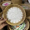 Panier tressé en coquillage blanc