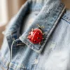 Coccinella in smalto rosso